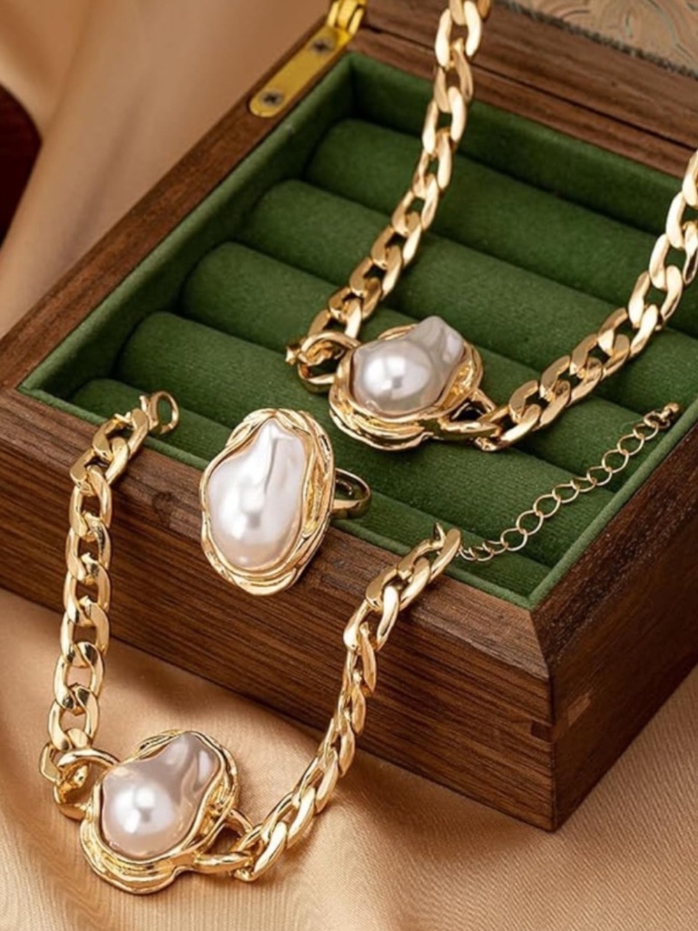 Maison Baroque Pearl Medallion Chain Jewelry Set